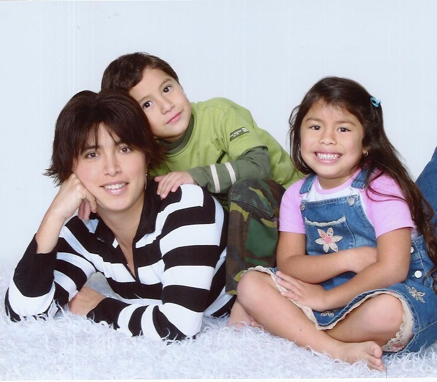 María Fernanda de niña junto a su madre Julissa Vanessa Vásquez Slocovich y su hermano