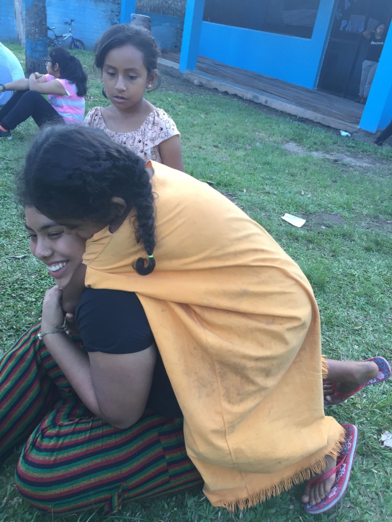 María Fernanda en actividad de labor social compartiendo con niños en provincias del Perú